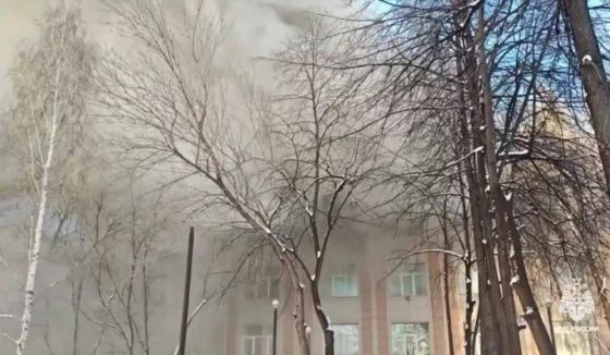 Пожарные Новосибирска борются с огнём в педагогическом колледже