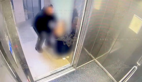 В Петербурге мужчина напал на школьницу в лифте жилого дома