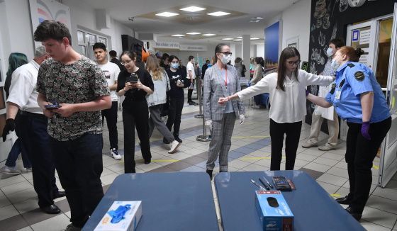 В Петербурге обсудили досмотры школьников на входе в учебные заведения