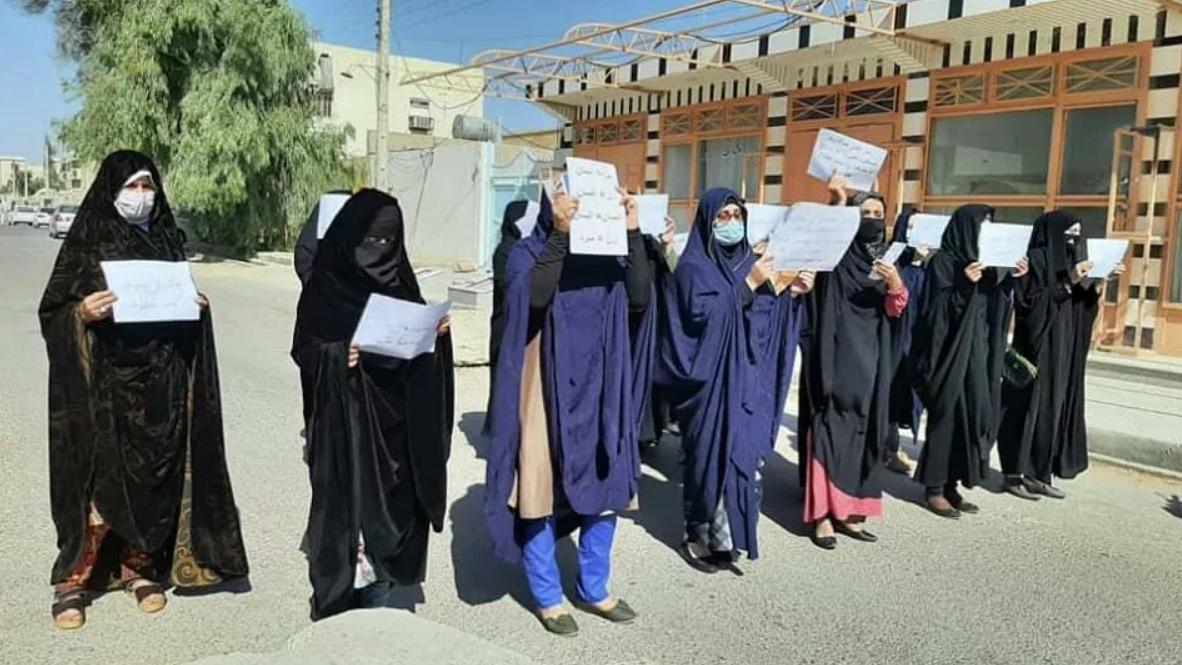 Талибы применили газ для разгона женской акции протеста в Кабуле