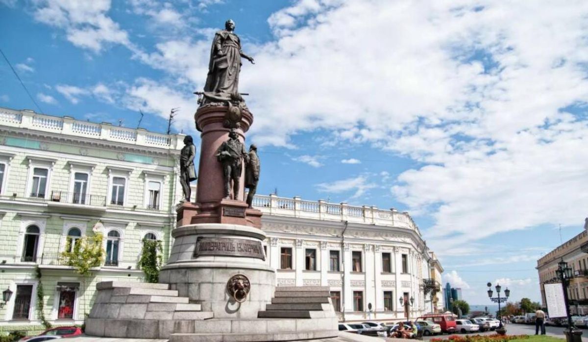Зеленский настаивает на сносе памятника Екатерине II в Одессе