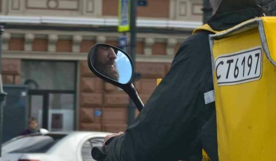 Стало известно, каким иностранным курьерам запретят работать в доставке в Прикамье