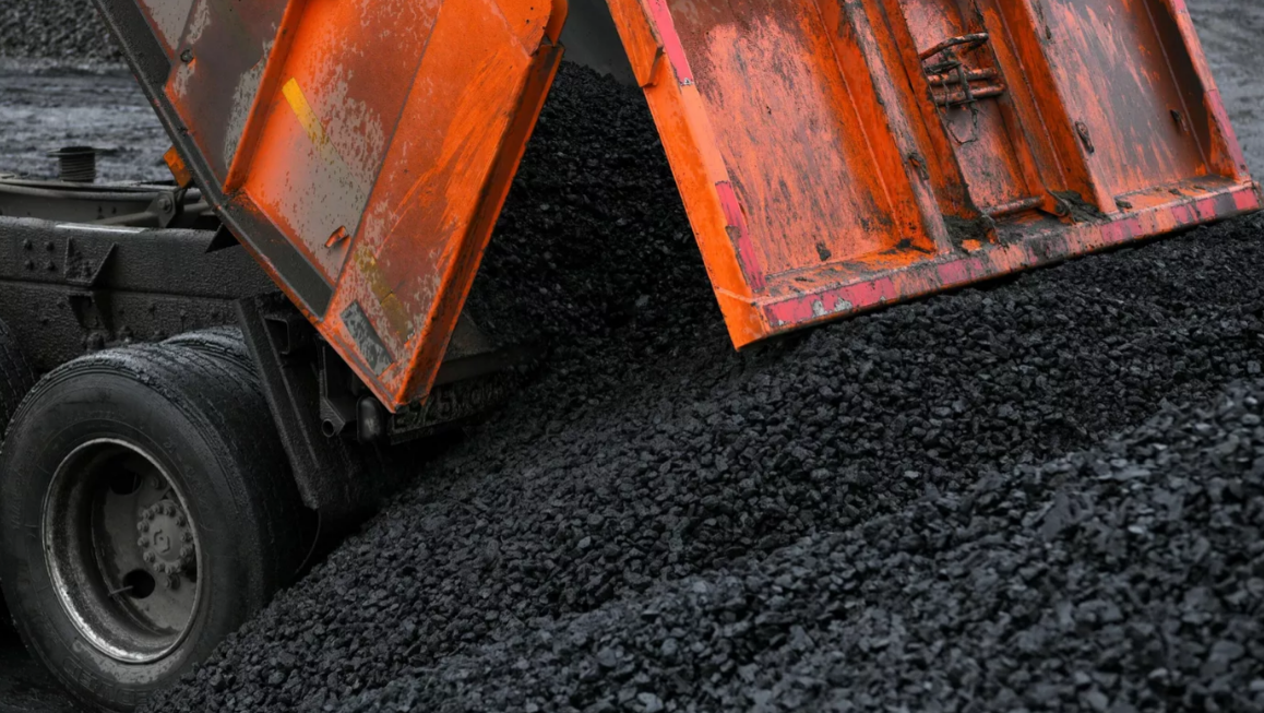 Польша начала экстренно закупать уголь после отказа от импорта из РФ
