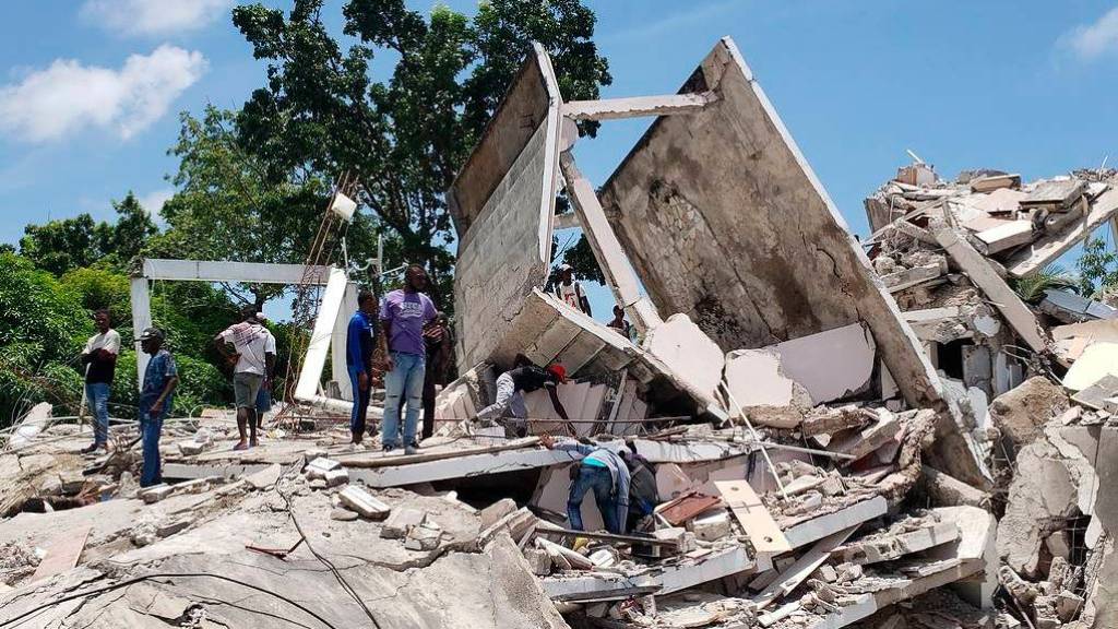 Число жертв землетрясения на Гаити приблизилось к 1300
