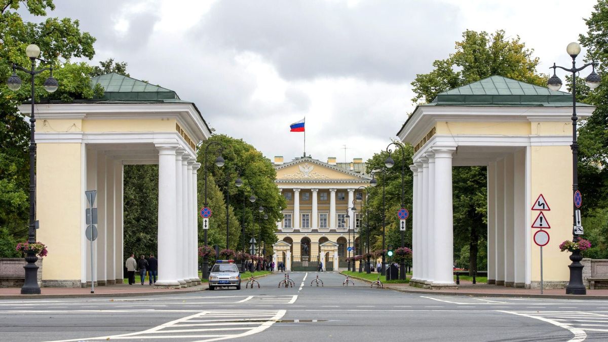 Деньги из резервного фонда Петербурга направят на восстановление Мариуполя и мобилизацию