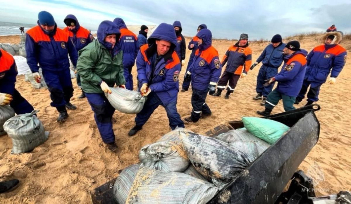 В Краснодарском крае МЧС очистило около 40 километров береговой линии