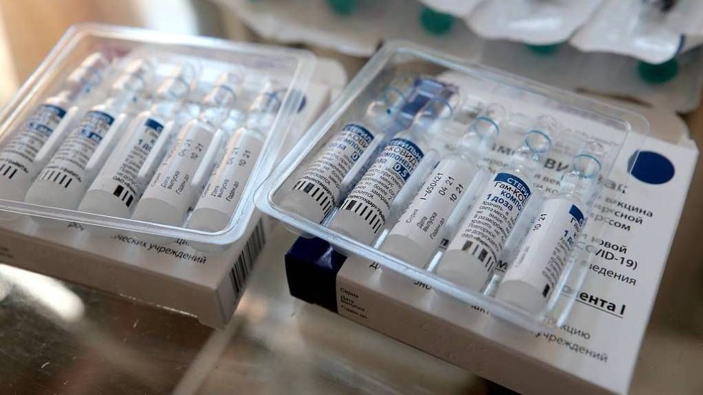Во Франции призвали не признавать российские вакцины от COVID-19