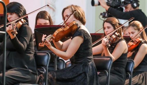 Оркестр из Италии отказался выступать на конкурсе из-за отстранения российских скрипачек