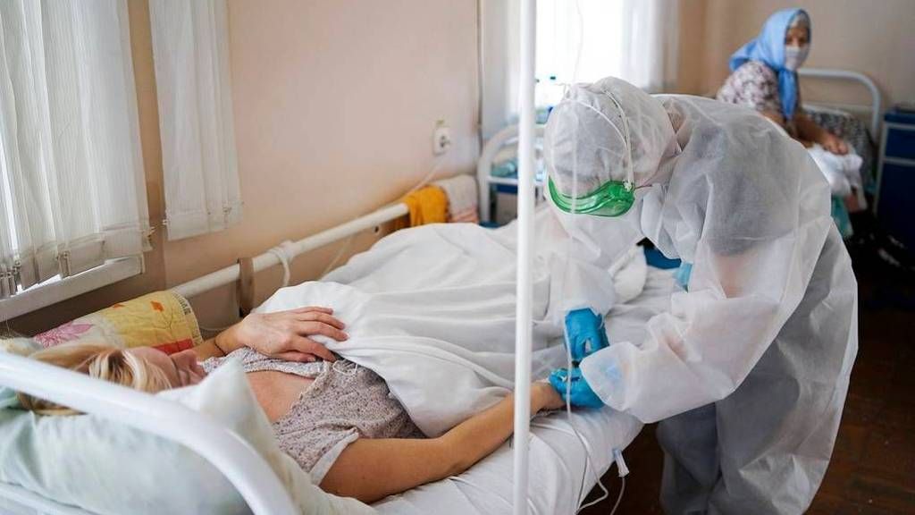 В России за сутки от коронавируса умерли почти 1000 человек