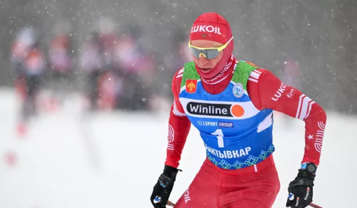 Александр Большунов триумфально победил в масс-старте на чемпионате России