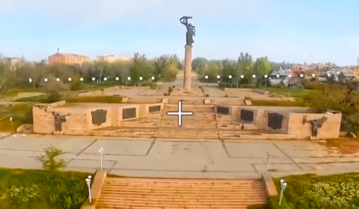 Российские военные с помощью дрона возложили цветы к мемориалу в Херсоне
