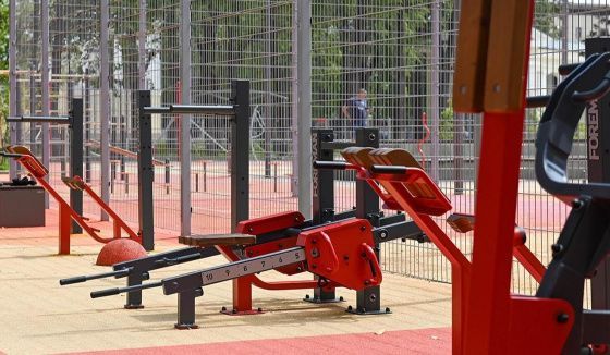 В Купчине открыли две спортплощадки с «умными» тренажёрами
