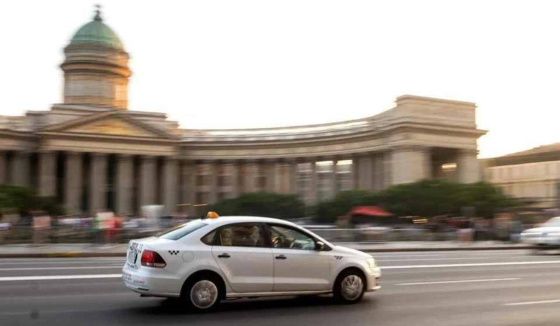 Петербургских таксистов будут крупно штрафовать за неправильный цвет авто
