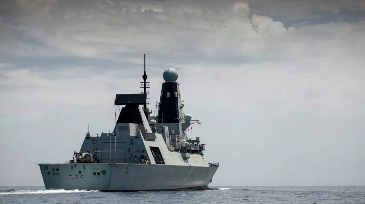 Корабли ВМФ обстреляли британский эсминец Defender в Черном море