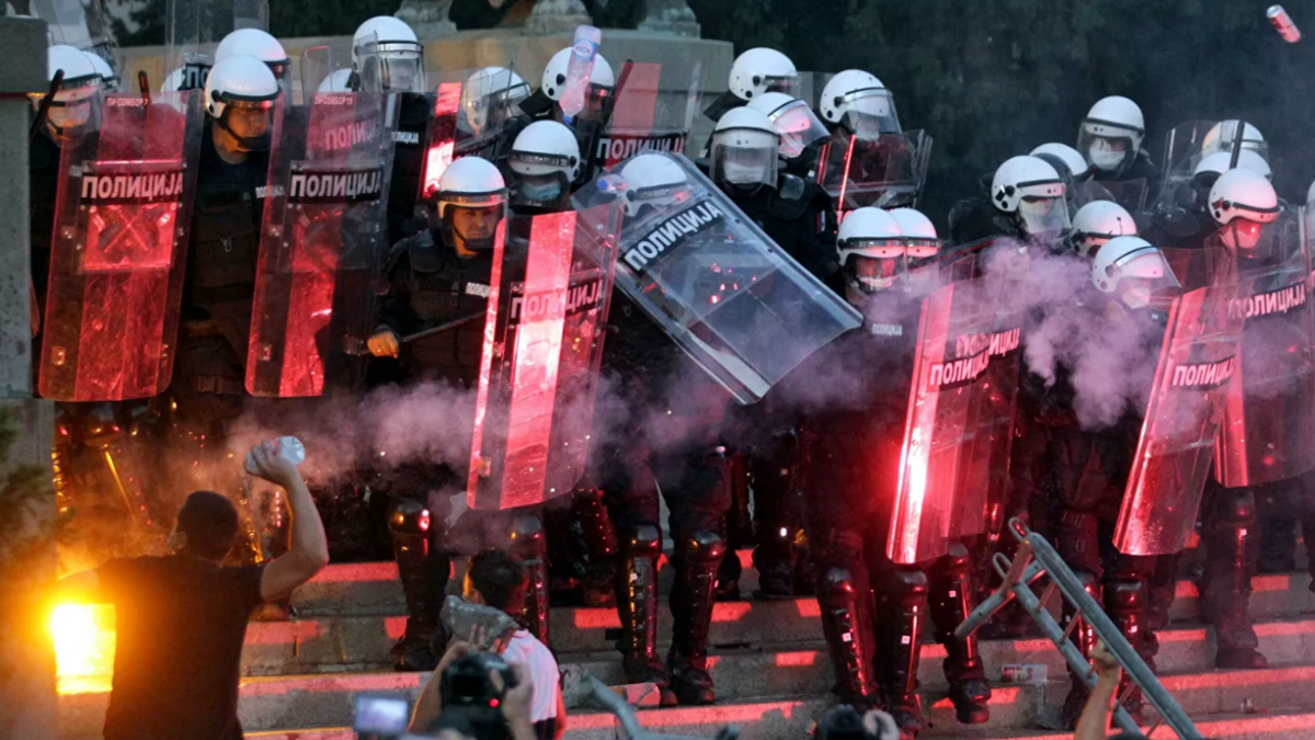 Митингующие в Минске резко активизировались и начали строить баррикады