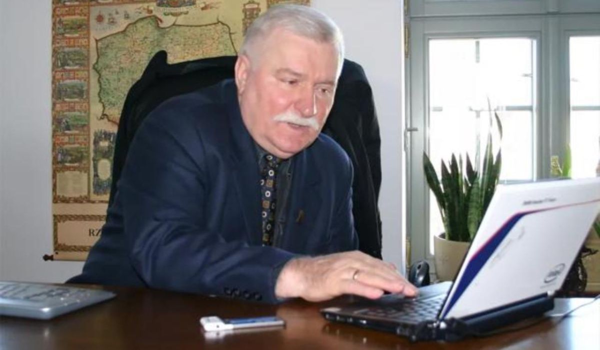 Экс-президент Польши отказался поддержать Зеленского и снял с груди украинский флаг