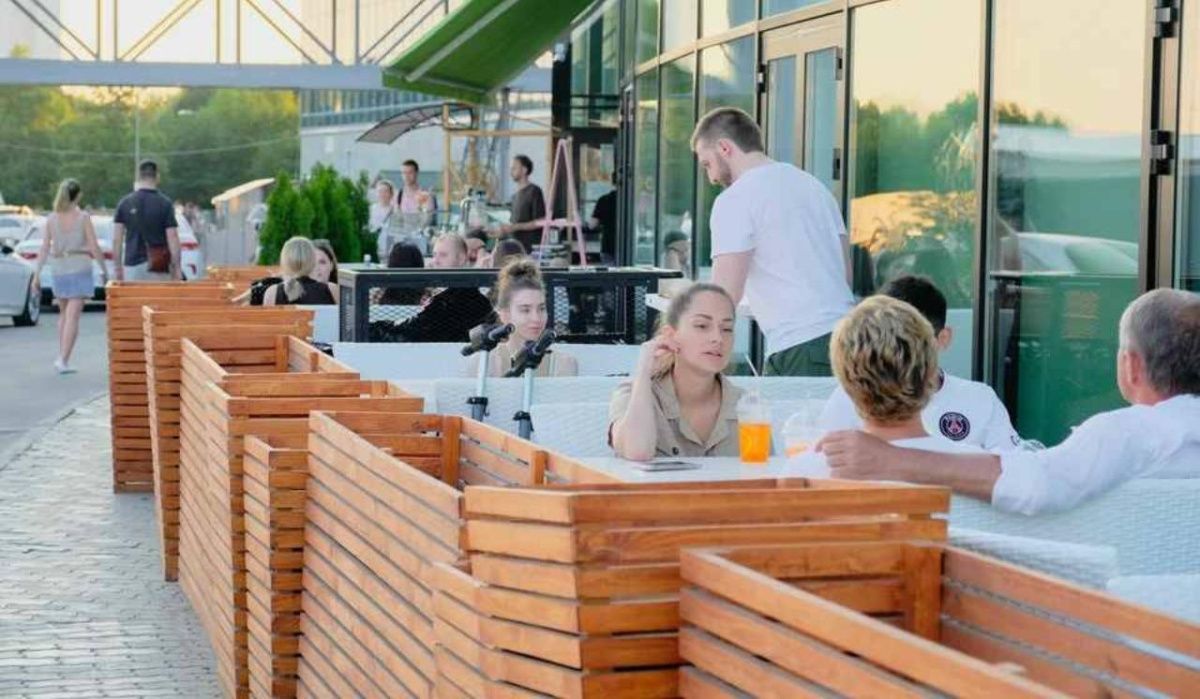 Летние кафе и веранды открыли сезон в Санкт-Петербурге