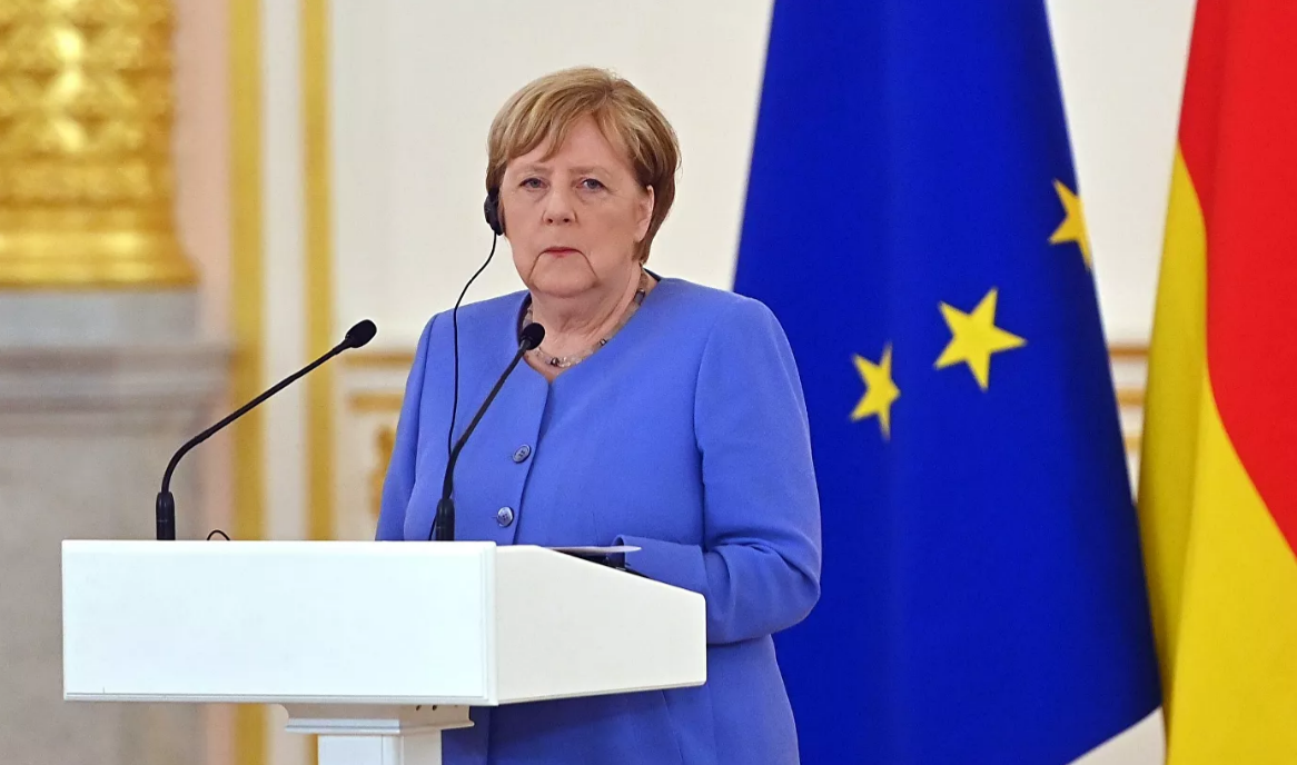 Меркель назвала перевозку мигрантов через Белоруссию гибридной угрозой