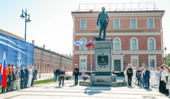 В День ВМФ Владимир Путин открыл в Петербурге памятник адмиралу Федору Ушакову