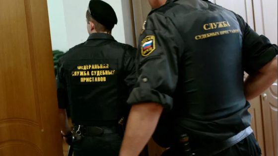 Мать-алиментщица в Самарской области скрывалась от приставов под ковром