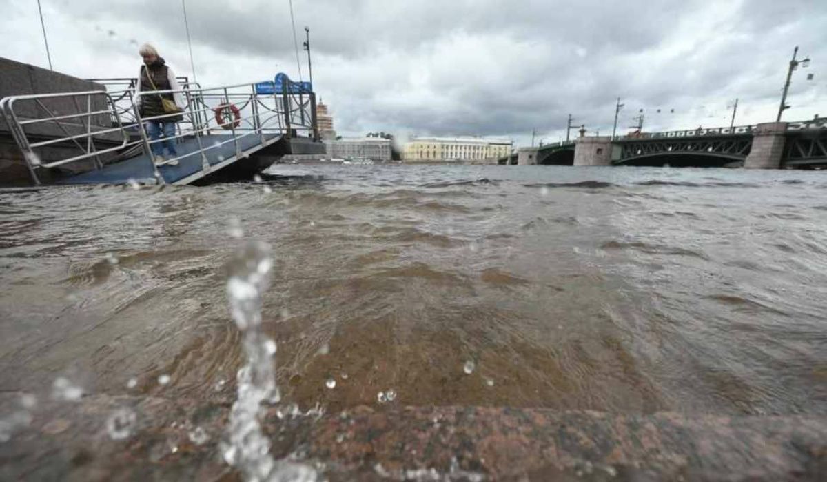 Повышение уровня воды, мокрый снег и порывистый ветер ожидаются в Петербурге 23 ноября