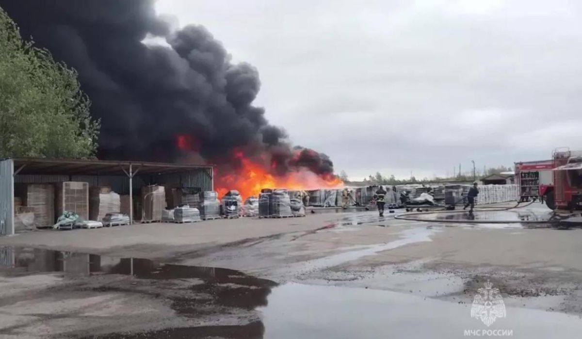 В подмосковном Раменском загорелся склад с удобрениями