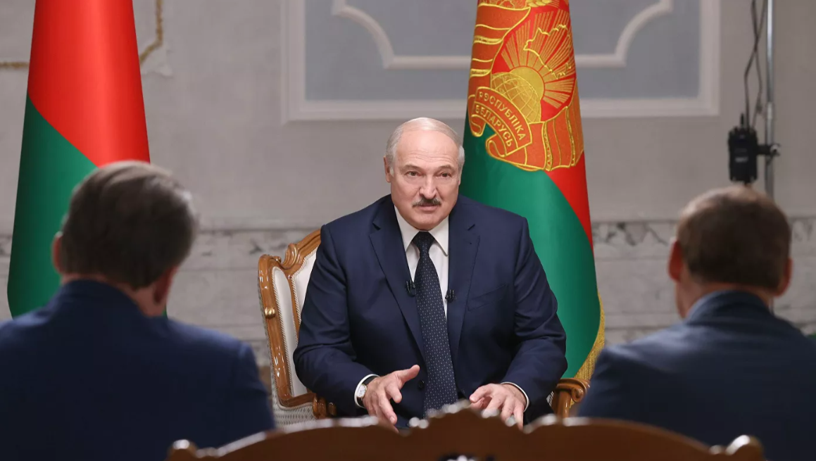 Лукашенко попросил Россию понять его &quot;заигрывание&quot; с Западом