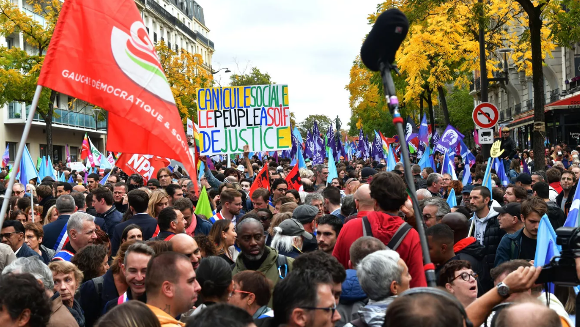 В Париже начались столкновения и погромы, строят баррикады