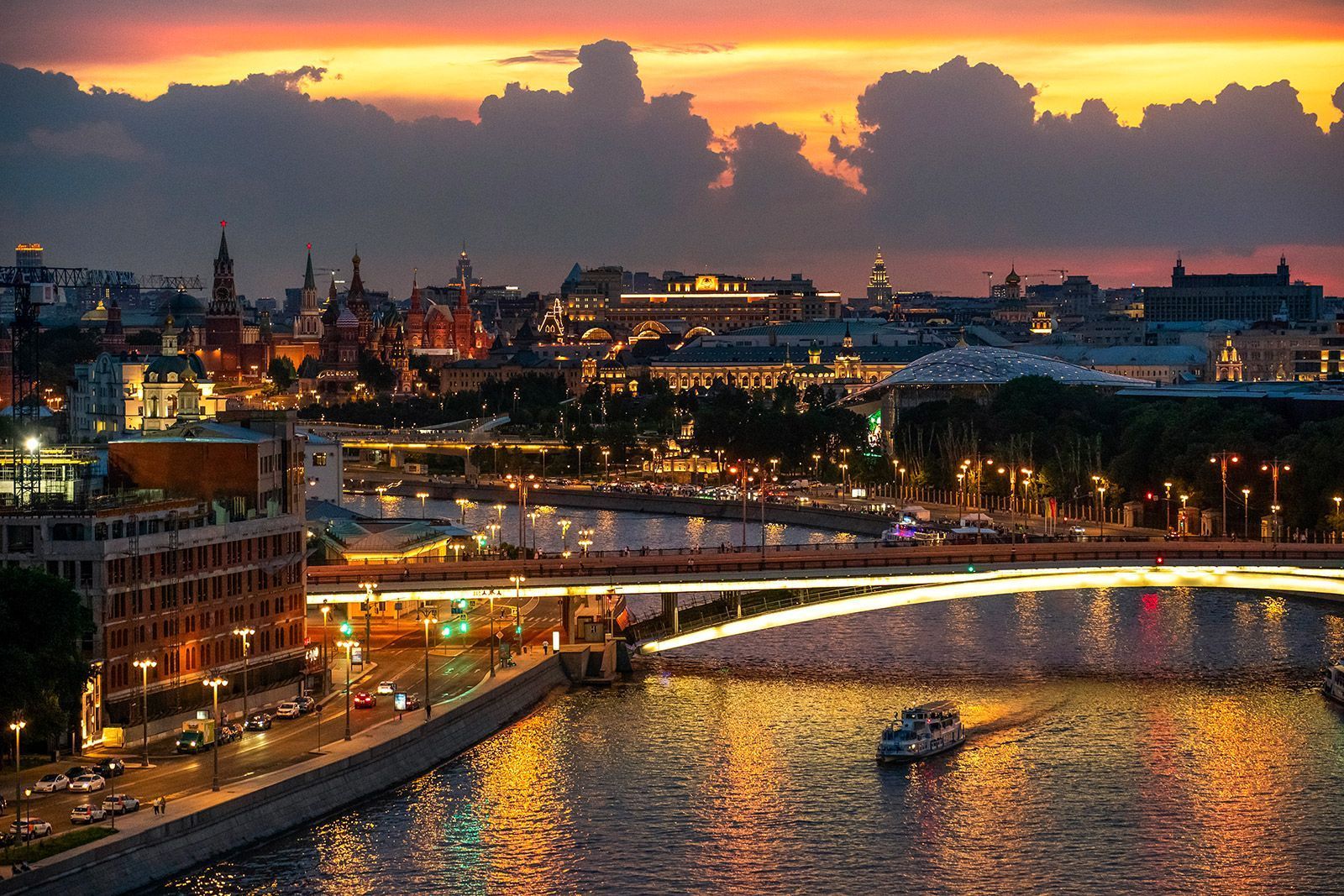 Собянин: какие городские объекты получат художественную подсветку в этом году