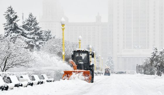 В Москве активно продолжается уборка снега на улицах города
