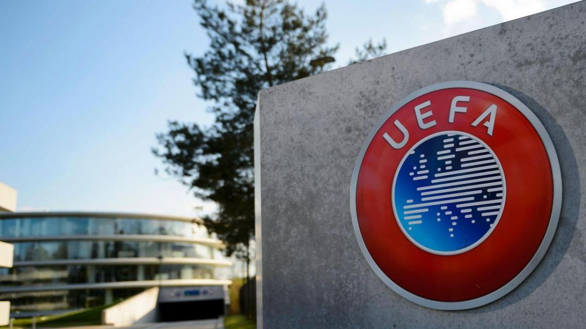УЕФА запретил футболистам убирать продукцию спонсоров на пресс-конференциях