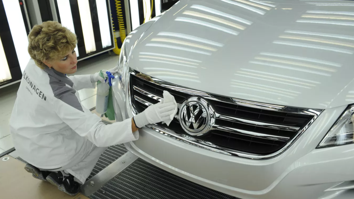Завод Volkswagen приостановил производство из-за нехватки деталей