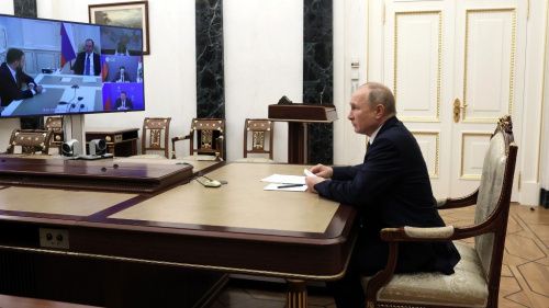 Путин потребовал поднять прожиточный минимум и МРОТ