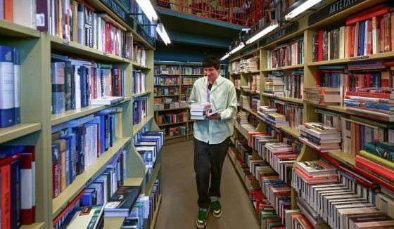 Любимые книги москвичей и петербуржцев: что читают жители двух столиц