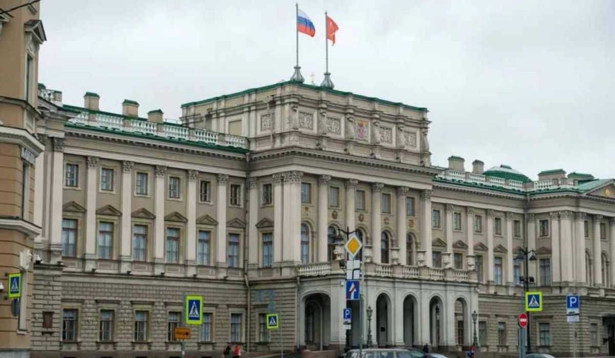 Водителей в Петербурге начнут штрафовать за парковку на спецразметке во дворах