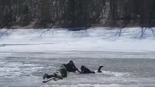 Мужчина спас мальчика, провалившегося под лед