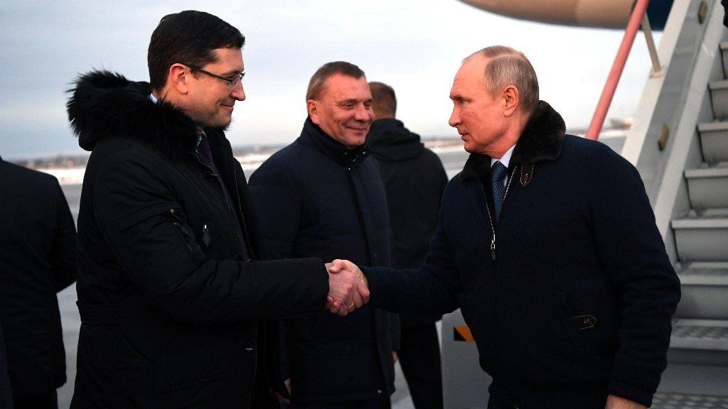Путин пожимал руки в Сарове, несмотря на пандемию коронавируса