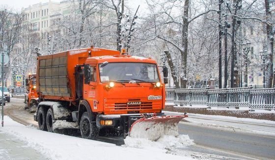 Столичные службы активно устраняют последствия снегопада