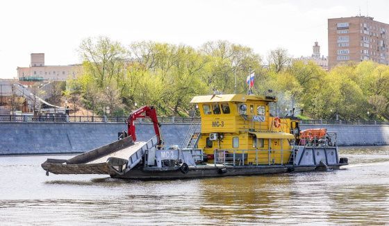 Коммунальный флот Москвы собрал 350 тонн мусора с начала летней навигации