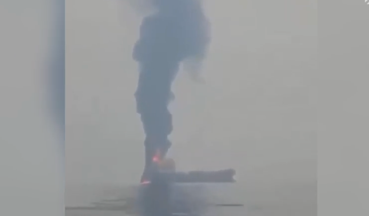 Танкер в Ормузском проливе тонет после атаки