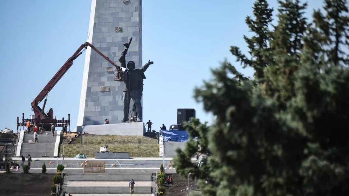 На "Саур-Могиле" в ДНР установили фигуру Солдата-Победителя