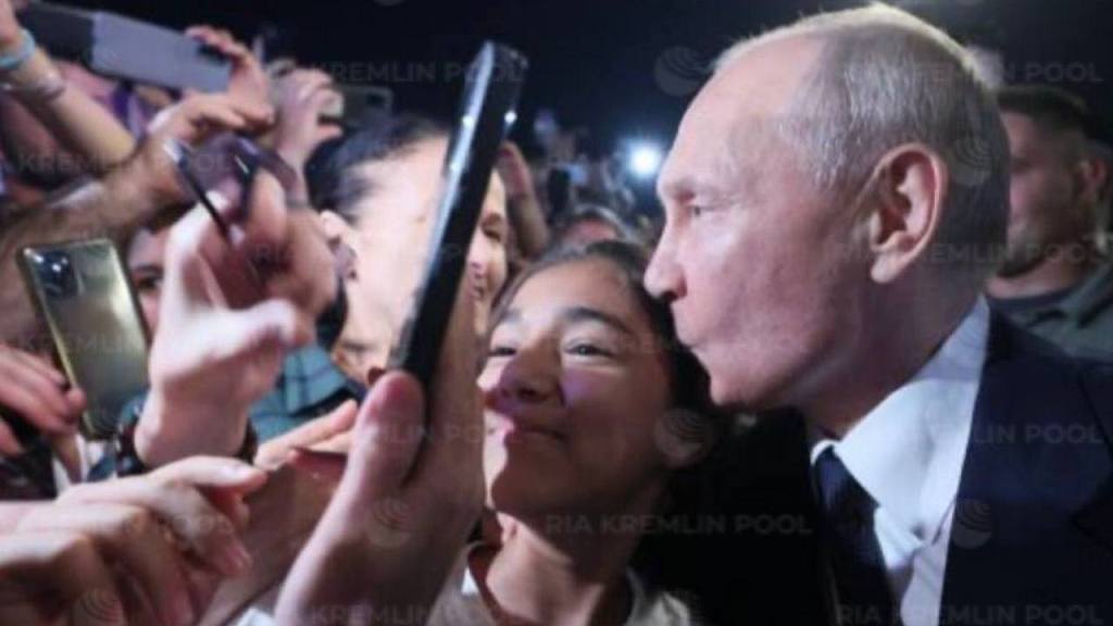 Девушка из Дагестана рассказала, что чувствовала, делая селфи с Путиным
