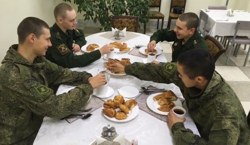 Пирог для призывника: в российских воинских частях прошел День именинника