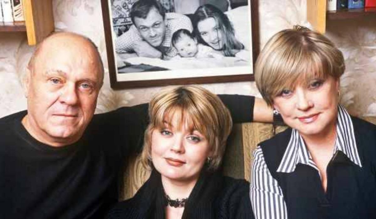 "Теперь они вместе": Юлия Меньшова поделилась трогательными фото родителей в день смерти Алентовой