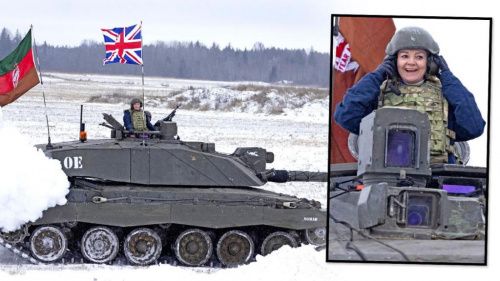 Глава МИД Великобритании проехала на танке у границы России