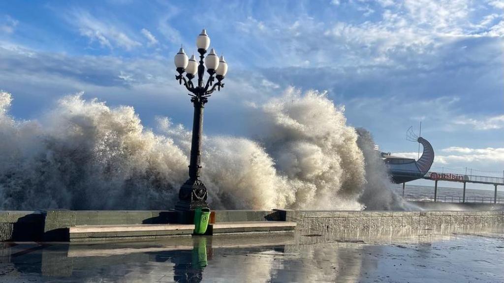 Крымские службы предупреждают о мощном шторме и пятиметровых волнах