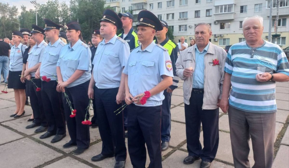 В Чайковском  полицейские вместе с общественниками и ветеранами МВД  присоединились к акции &quot;Свеча памяти»