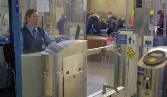 В метро Санкт-Петербурга заработала оплата проезда с помощью биометрии