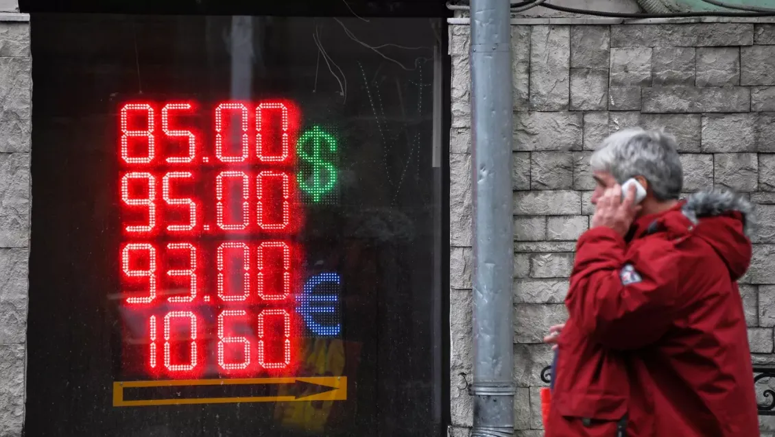 Курс доллара упал ниже 83 рублей впервые с 25 февраля