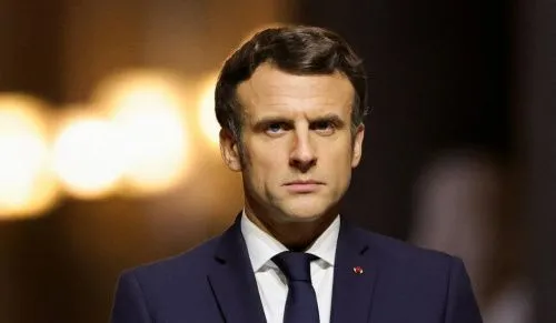 Французы обсуждают причину, по которой президент Макрон снял наручные часы во время прямого эфира